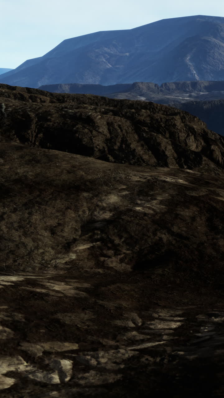 paisaje de colinas volcánicas oscuras