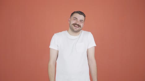 el hombre haciendo una videollamada.
