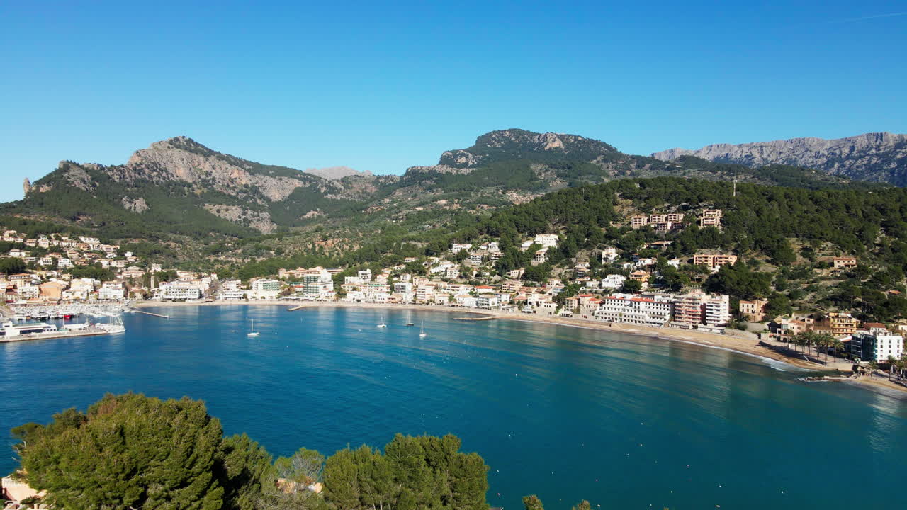 Dramatische Luftaufnahme der Bucht von Port de Sóller auf einer tropischen spanischen Insel an einem heißen, sonnigen Sommertag mit klarem blauem Himmel