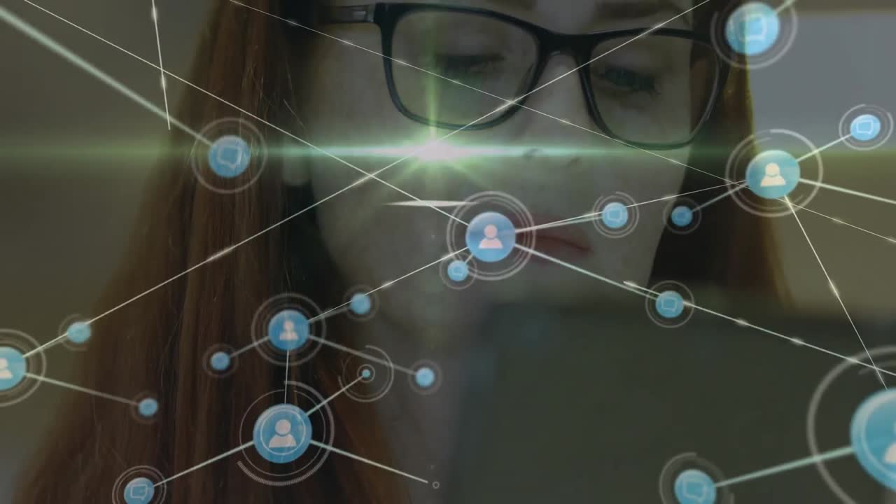 animación de una red de conexiones con iconos sobre una mujer de negocios caucásica que usa una tableta