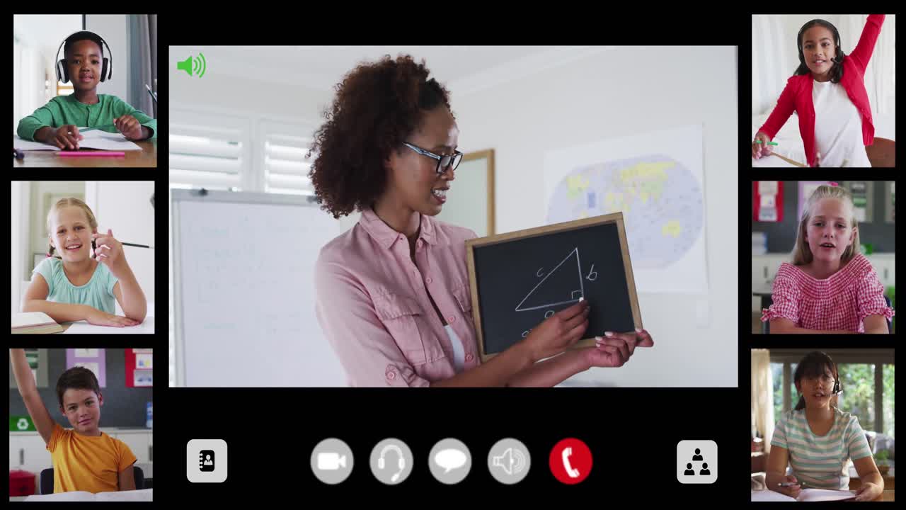 interfaz de videollamadas compuesta con diversas maestras de matemáticas y seis niños en clase en línea
