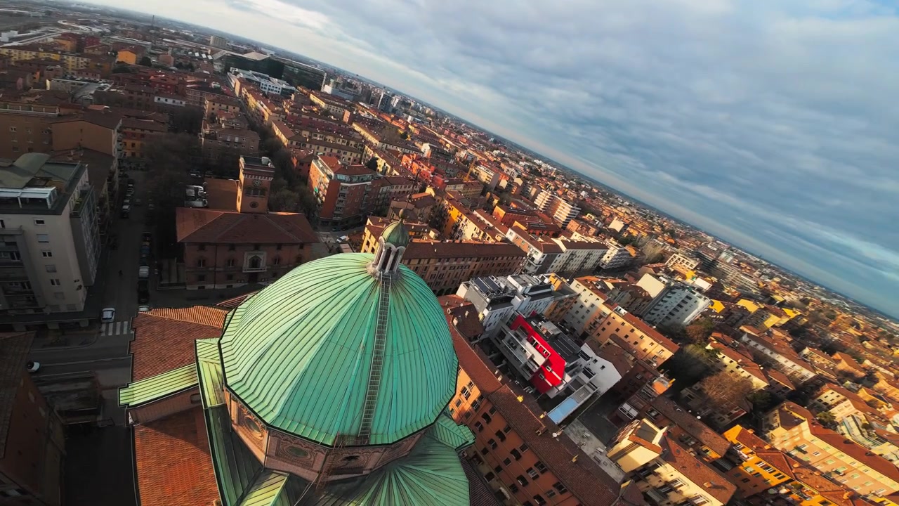 Orbita aerea della cupola della Chiesa del Sacro Cuore, orizzonte dello skyline di Bologna, Italia, sfondo urbano.