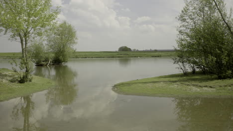 Hermoso-Paisaje-En-El-Lago-En-La-Temporada-De-Primavera