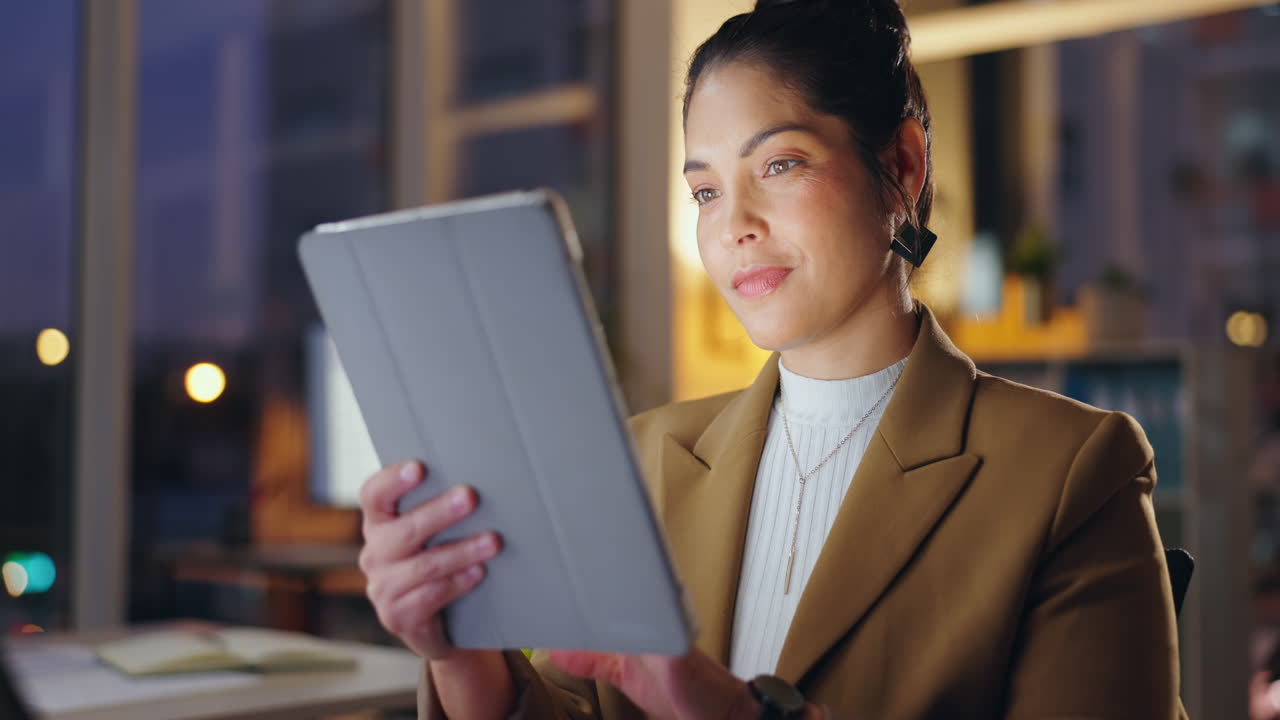 Businesswoman working on tablet