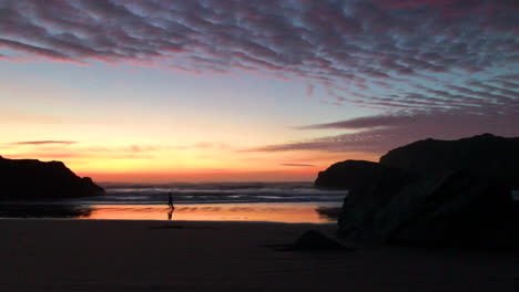 Persona-Trotando-Y-Manteniéndose-En-Forma,-Corriendo-Al-Atardecer-En-Una-Playa-De-La-Costa-De-Oregon