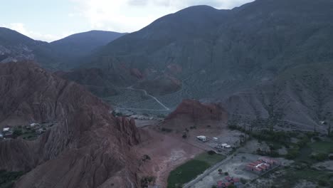 Purmamarca,-Jujuy,-Argentina,-Vista-Aérea-Sobre-La-Formación-Montañosa-De-Siete-Colores,-Ruta-Entre-La-Quebrada-Sudamericana,-Humahuaca,-Colinas-Escénicas