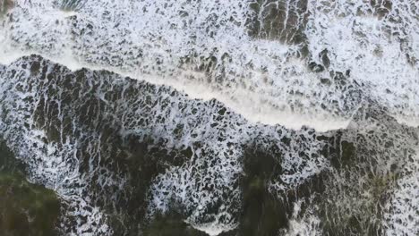 Drone-Cenital-Mar,-Rompiendo-Olas