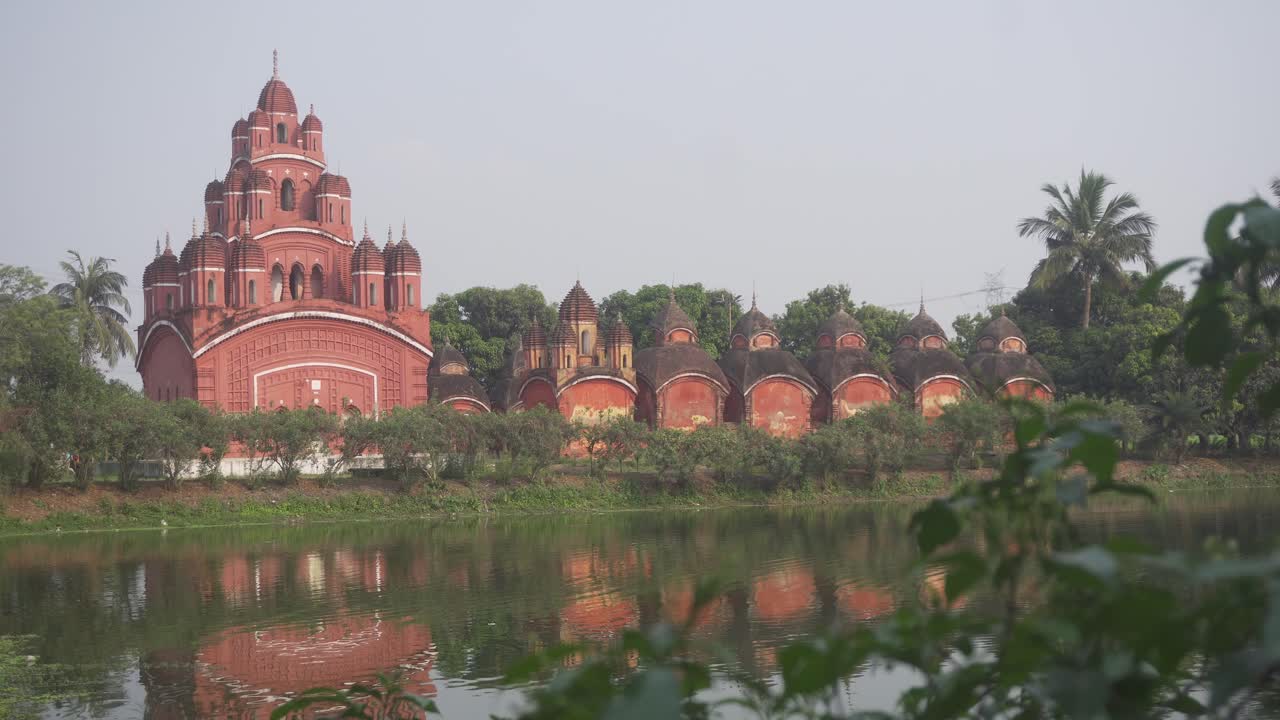 The Somra Bazar Anandamayi Temple was established in 1813. The terracotta art on the temple walls and the social system of the time are mentioned. This temple was established by Bireshwar Mustifi.