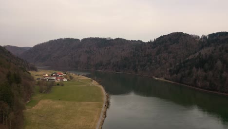 Vista-Aérea-En-Un-Día-Sombrío-A-Lo-Largo-Del-Danubio-En-Dirección-A-Grafenau-En-La-Alta-Austria