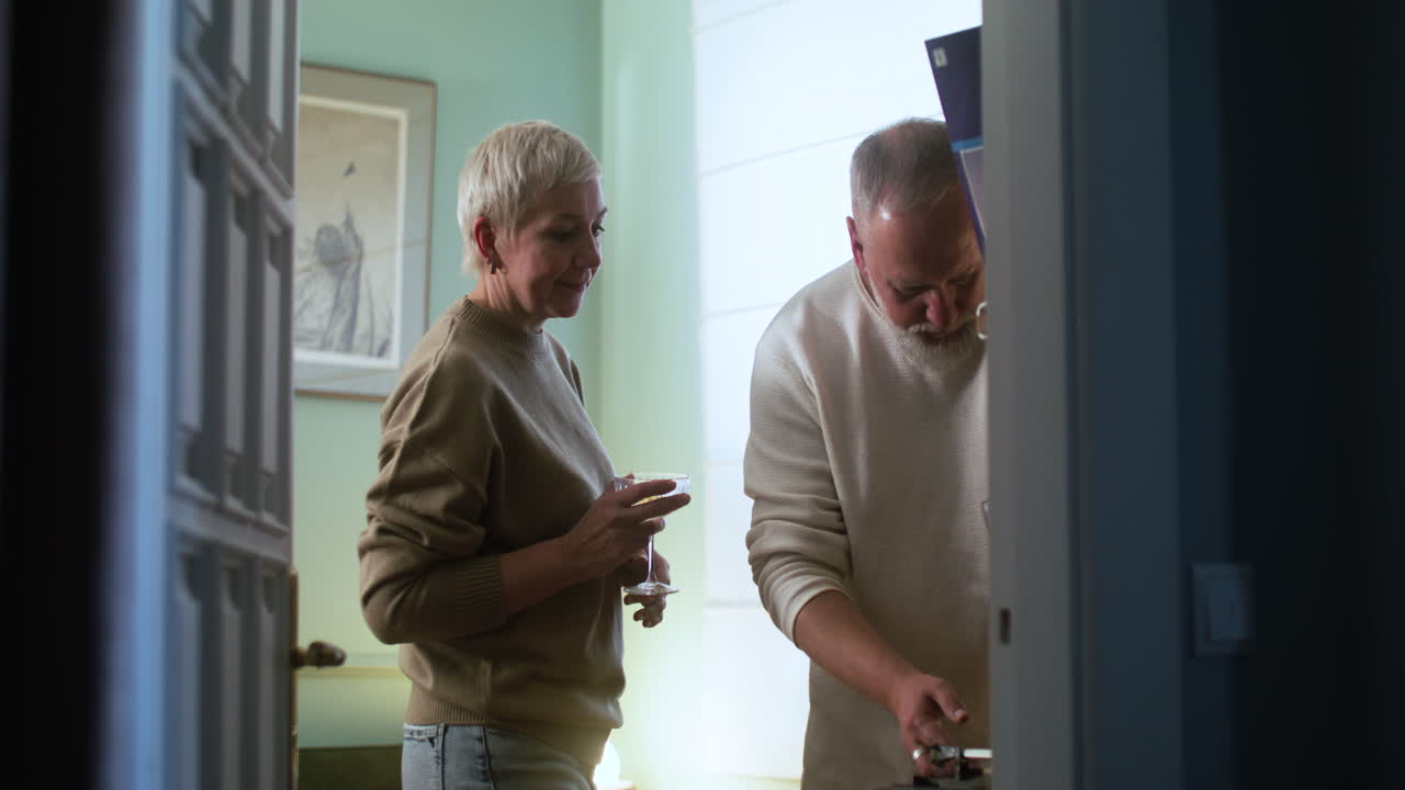 hombre poniendo un disco de vinilo
