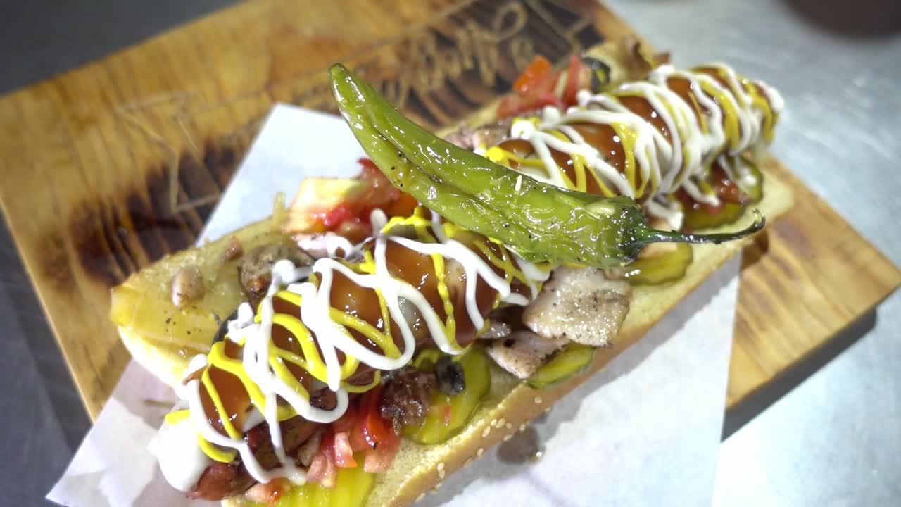 로드 된 핫도그와 프라이의 느린 설정  ⁇ 이 준비되어 있습니다.