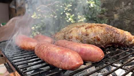 Escena-En-Cámara-Lenta-De-Corte-De-Carne-Y-Salchichas-Crudas-Puestas-A-La-Parrilla