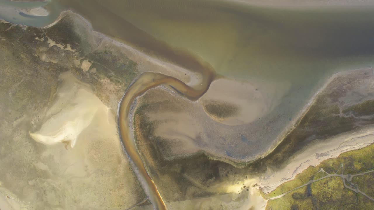 vista aérea de drones de la formación de la tierra en las marismas de la isla del mar de texel wadden, países bajos