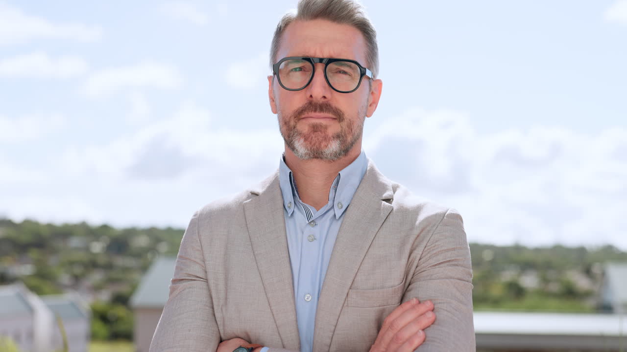 Volto, leadership e uomo d'affari a braccia conserte
