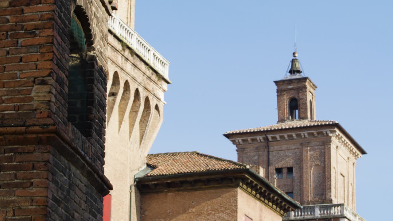 Castello Estense a Ferrara, Italia, Sito Patrimonio dell'Umanità UNESCO, inquadratura ampia con zoom all'indietro