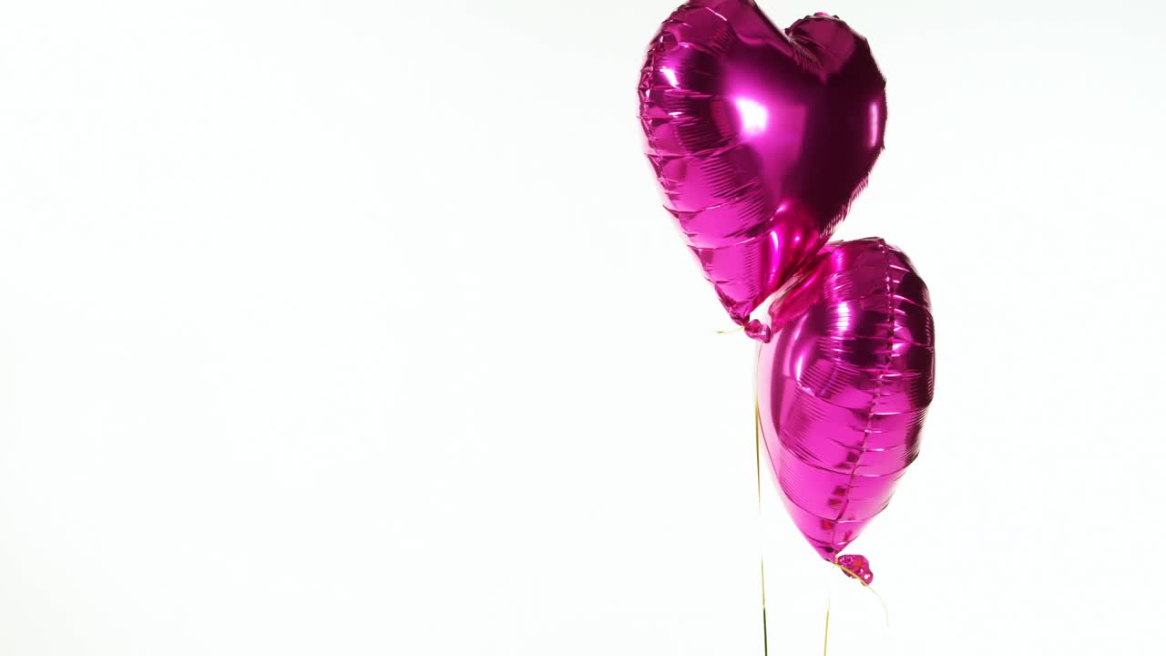 Palloncini viola che fluttuano nell'aria 4k