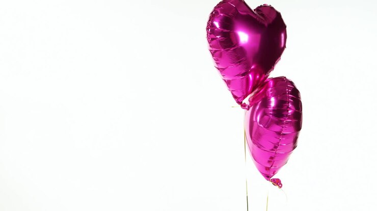 Palloncini viola che fluttuano nell'aria 4k