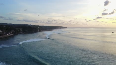 Drohnenaufnahmen-Eines-Sonnenuntergangs-Am-Strand-Von-Bali,-Indonesien