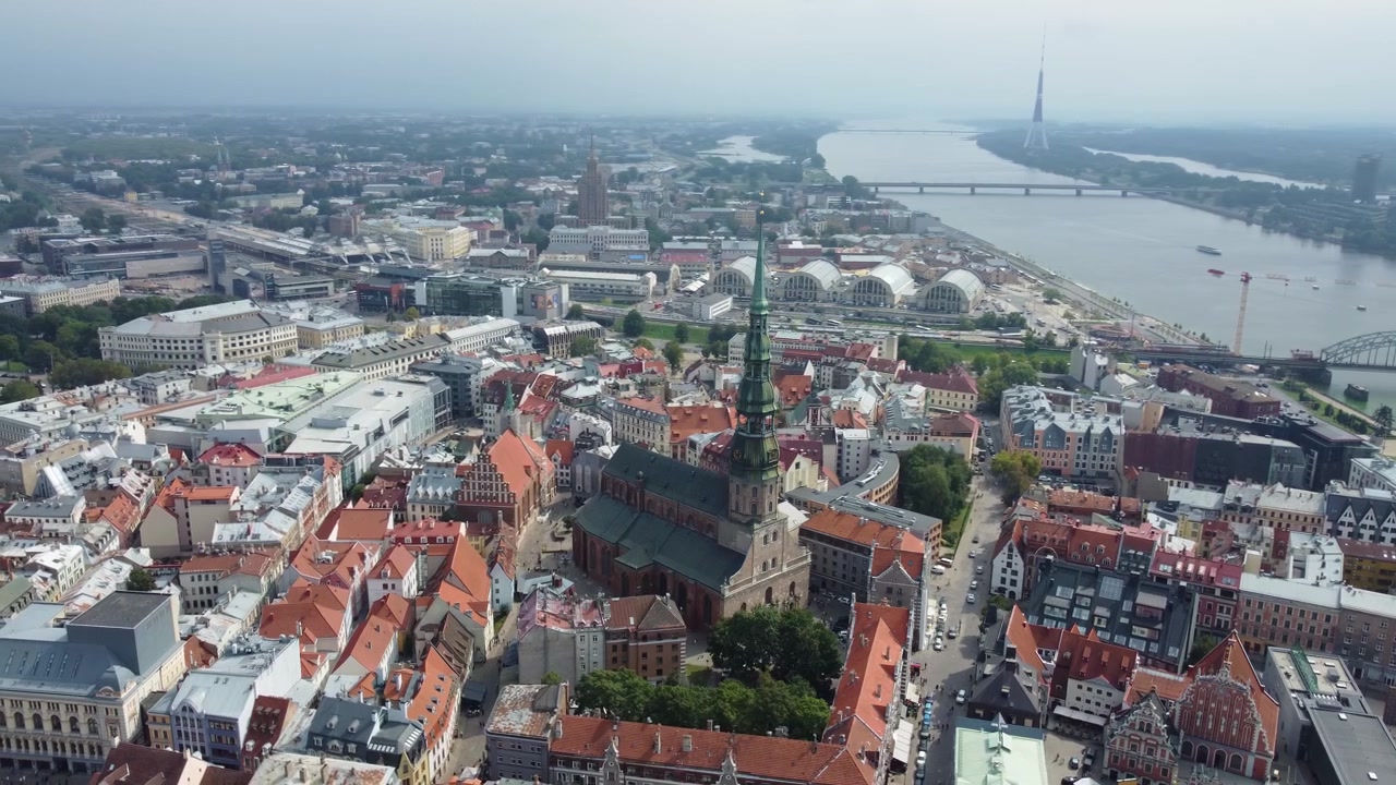 Centro storico e cattedrale di Riga, vista aerea orbitale con drone