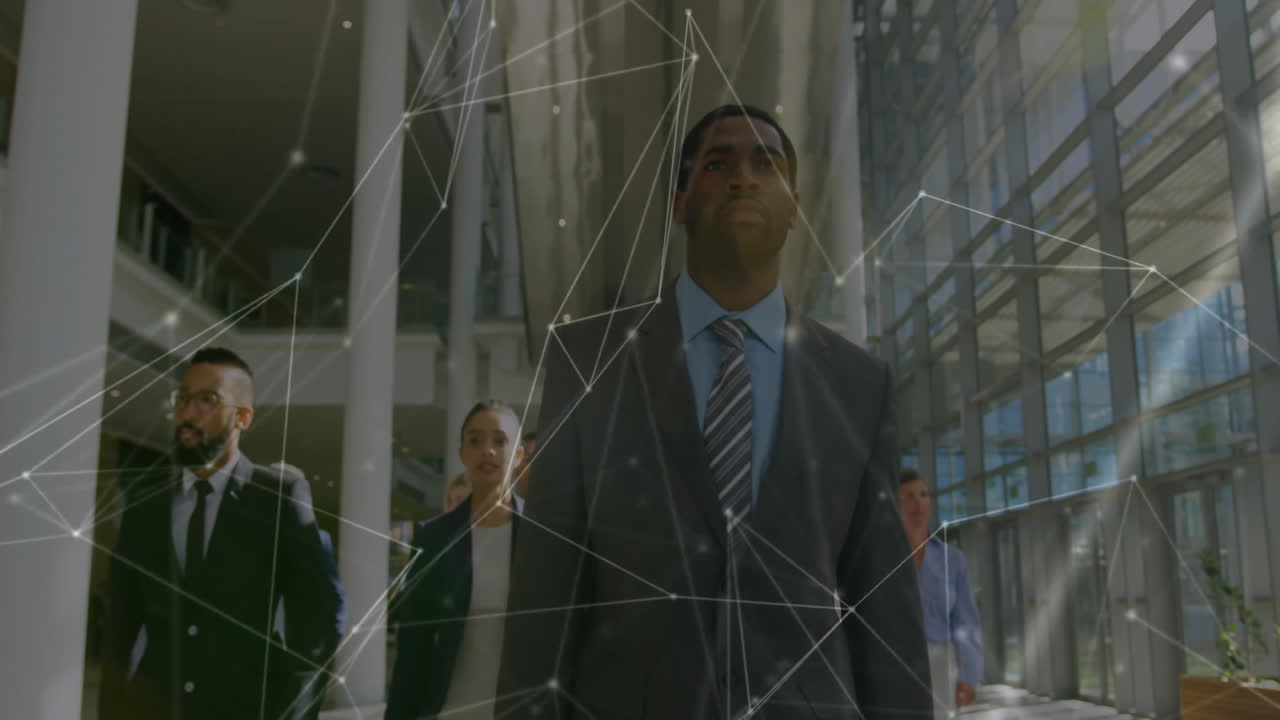 animação de rede de conexões sobre diversos colegas que caminham no escritório