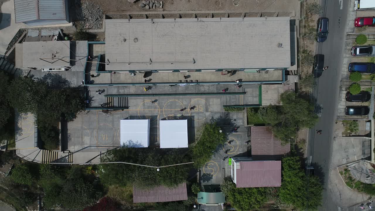 video aéreo hecho con avión no tripulado de un lugar de elecciones para la presidencia y el congreso en perú