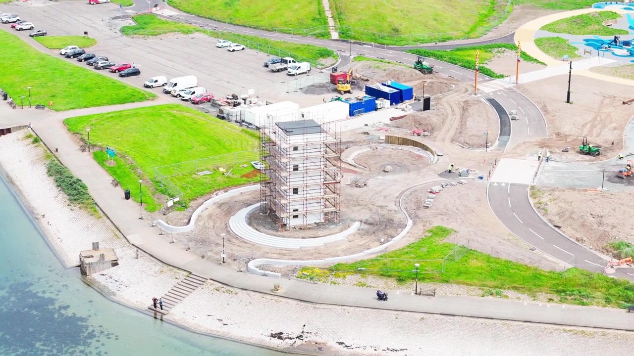 Menara pesisir bersejarah dikelilingi perancah selama pekerjaan restorasi. Difilmkan di tepi laut di Irvine, North Ayrshire, Skotlandia, tampilan udara.