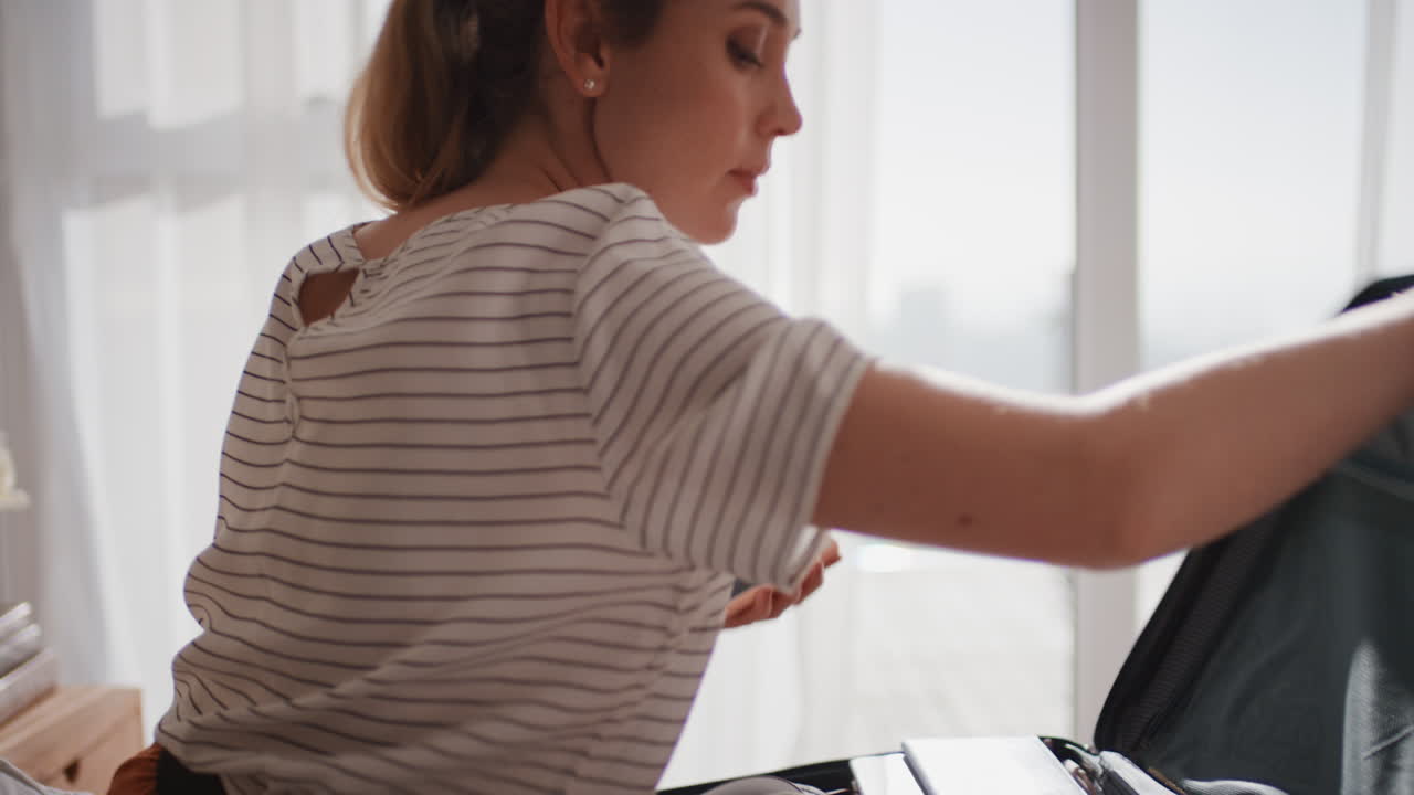 mujer de viaje empacando maleta preparándose para el viaje preparando equipaje para las vacaciones