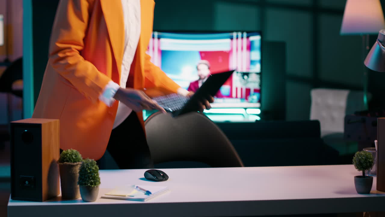 alumno afroamericano toma notas de bibliotecas digitales y bases de datos académicas