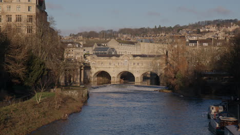 Fluss-Avon-Mit-Pulteney-Bridge-Und-Wehr-Im-Hintergrund-In-Somerset,-England,-Großbritannien