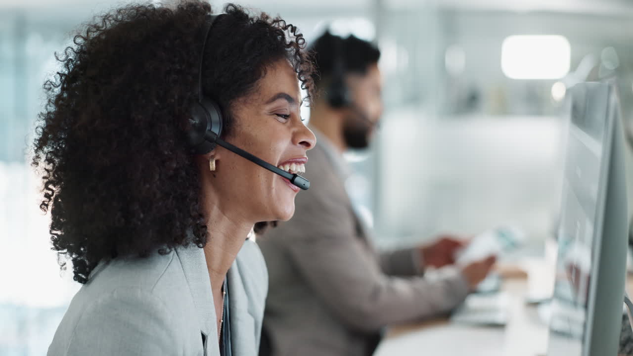 Glad kvinde, callcenter og kundeservice