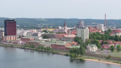 Seeufer-Der-Stadt-Jonkoping-Und-Luftaufnahme-Des-Stadtgebiets-Mit-Kultur--Und-Geschäftsgebäuden