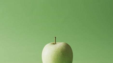 video de una manzana verde con espacio de copia sobre un fondo verde