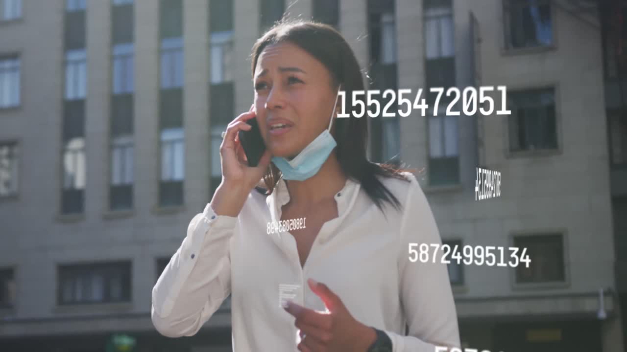 숫자 위에 스마트폰으로 얼굴 마스크를 쓴 두 인종의 여성의 애니메이션