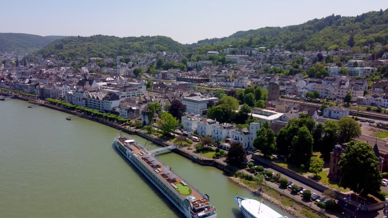 대형 라인 강 여객 크루즈 선박과 바지 호텔이 독일 보파드 시의 항구  ⁇ 웨이에 정박하고 있습니다.