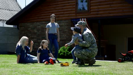 militärmann, der zeit mit der familie verbringt