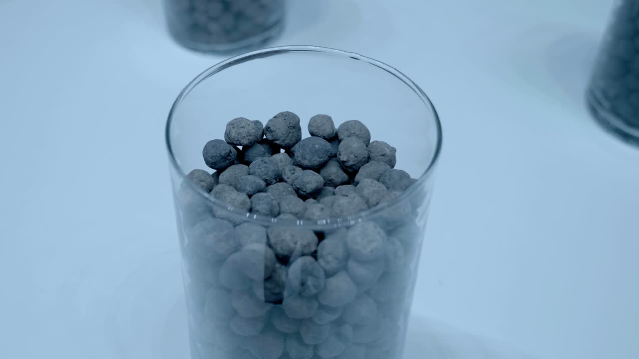 철광석 펠은 철 금속 생산의 반제품입니다.