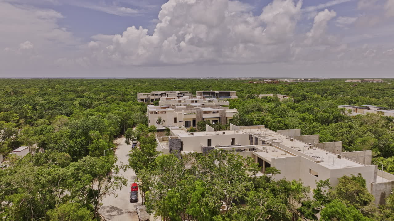 tulum méxico aerial v9 low drone flyover vecindario de lujo recientemente desarrollado, casas de lujo, complejo de edificios con piscinas en la azotea rodeadas de exuberante vegetación - filmado con mavic 3 pro cine - julio 2023