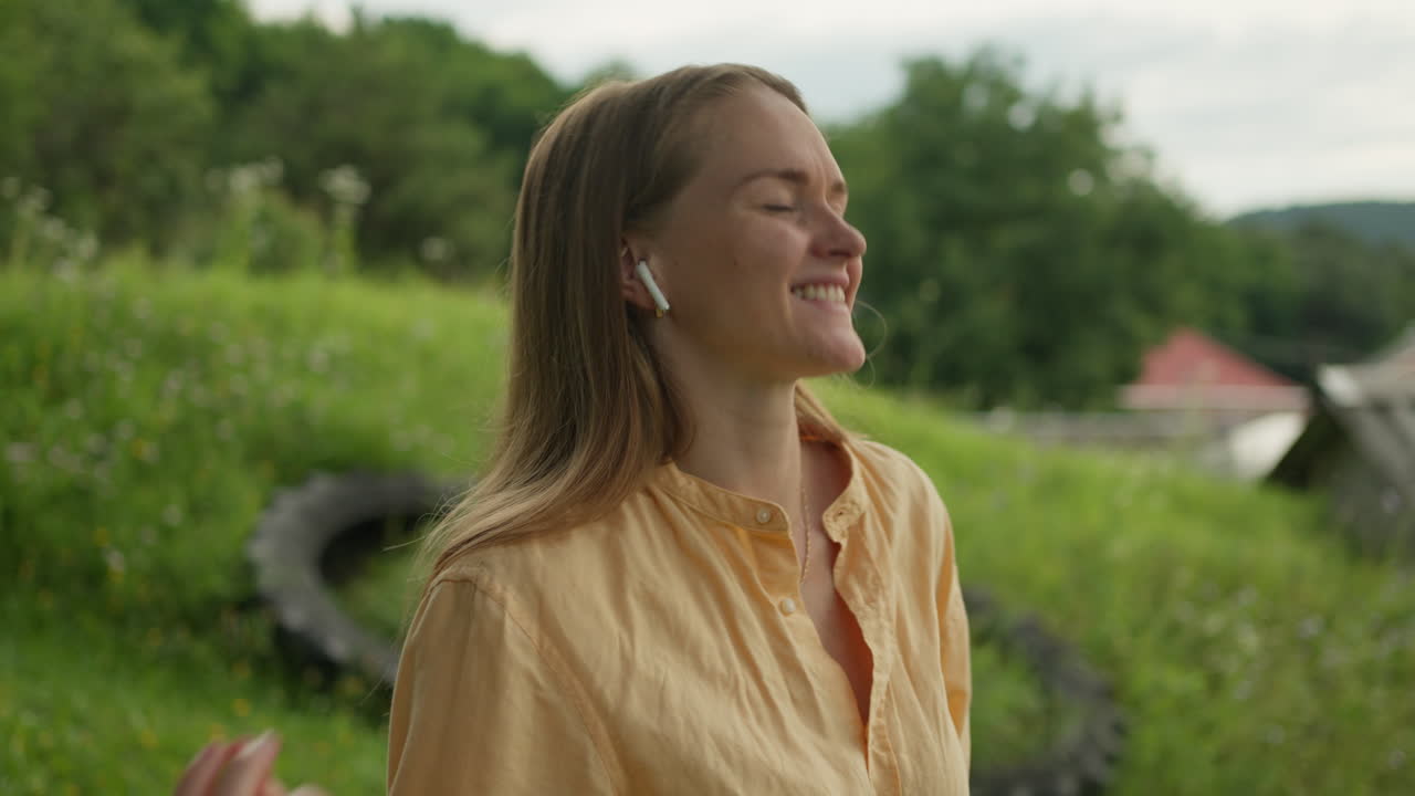 baile de rock and roll, mujer, en el parque, verano