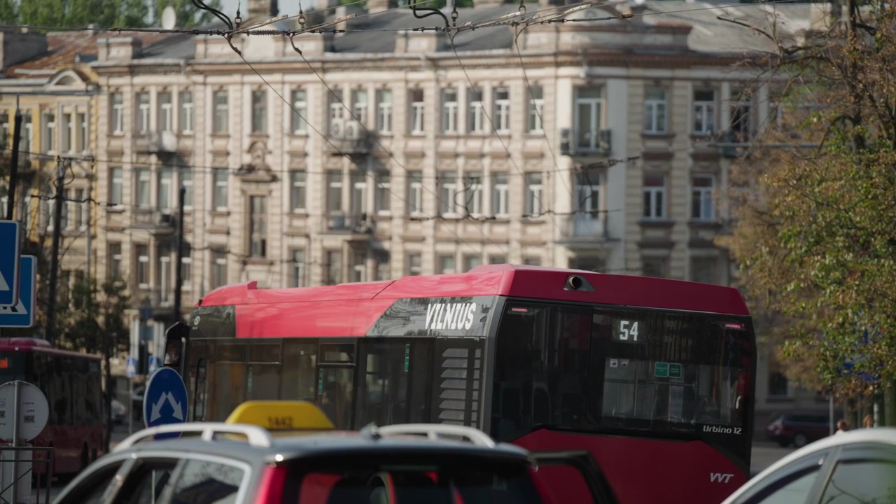 Un autobus in transito vicino alla stazione degli autobus a Vilnius, Lituania, al rallentatore