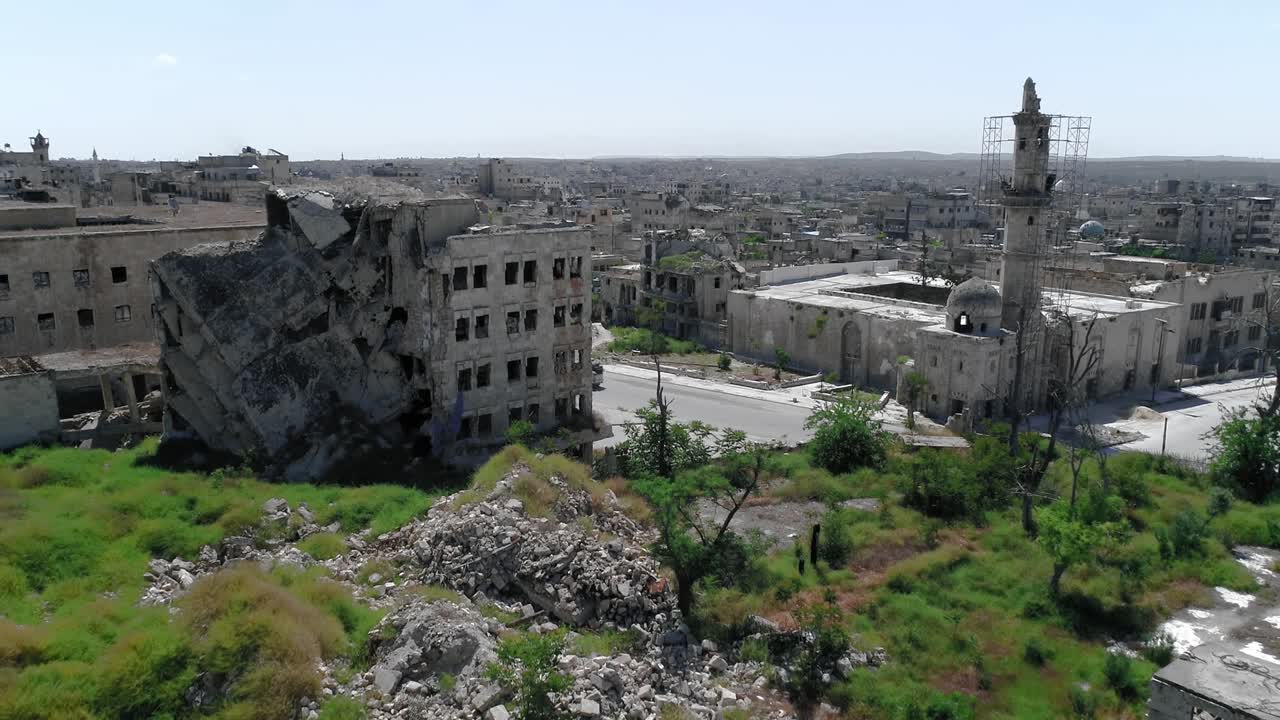 vista aérea do centro histórico da cidade de aleppo, na síria, ainda podemos ver edifícios destruídos, mesmo 10 anos após a guerra.
