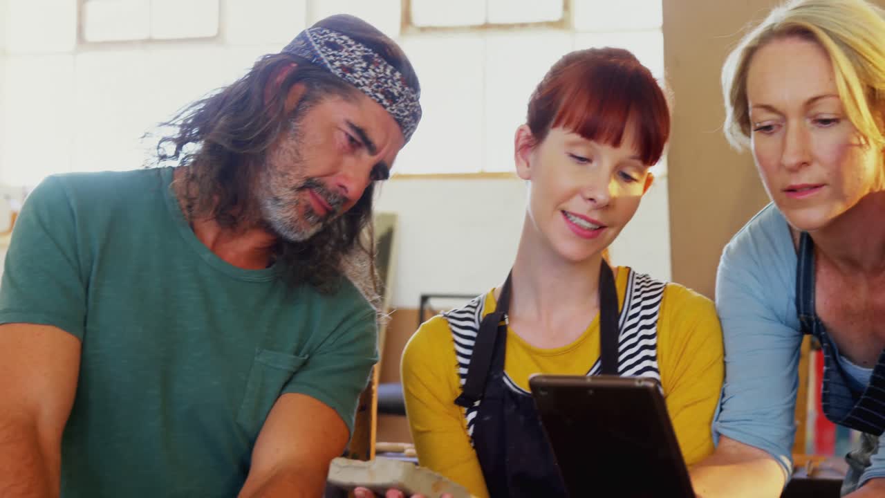 grupo de artistas que usan tableta digital 4k