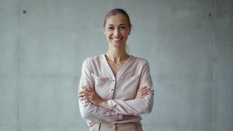 retrato de una mujer de negocios confiada