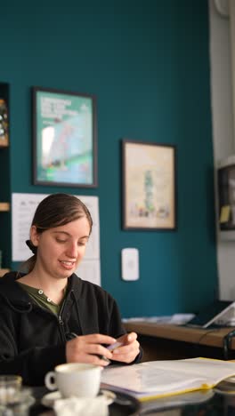 mujer estudiando en un café