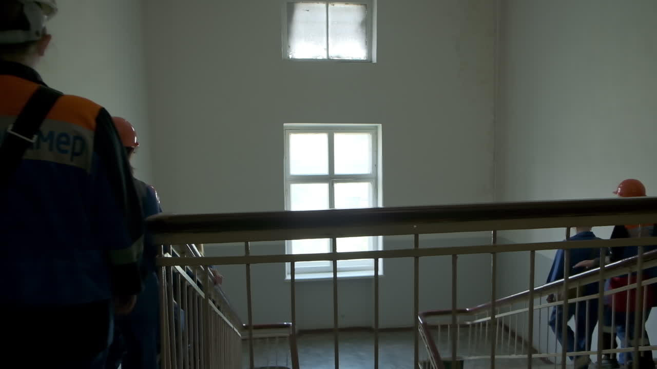 건물 의 계단 을 올라가는 노동자 들