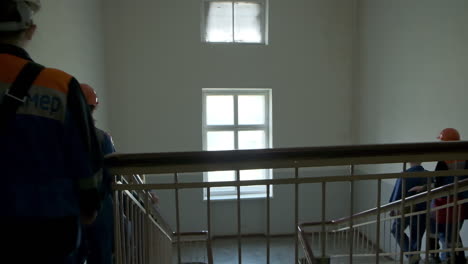 trabajadores subiendo las escaleras en un edificio