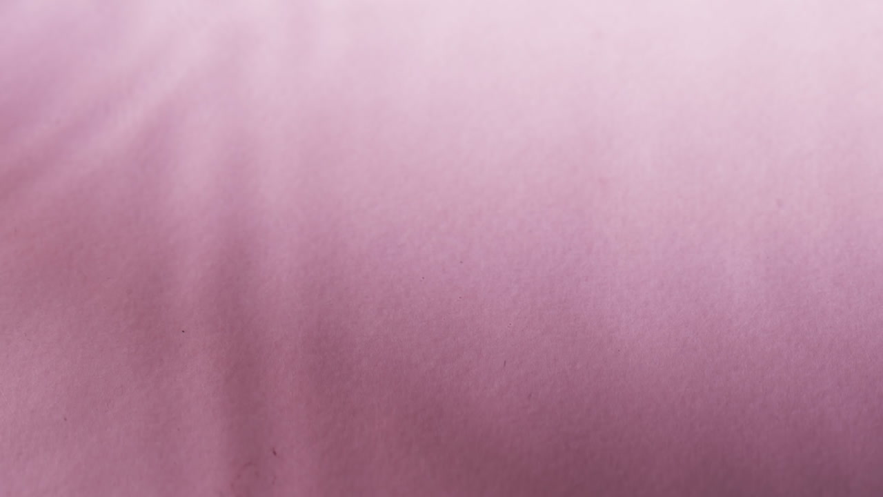 video de un primer plano de las olas de agua con espacio de copia en fondo rosa