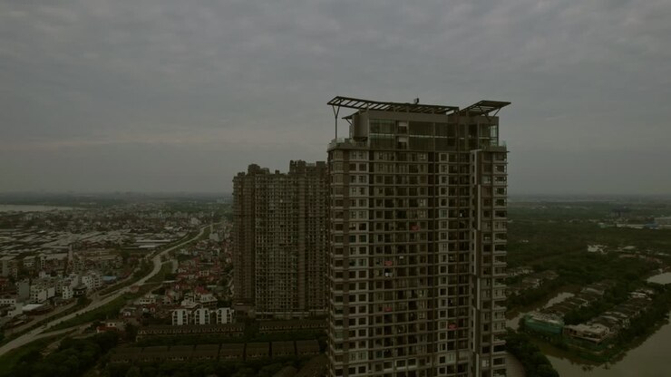 Edifício residencial moderno em ascensão, visto de cima, no centro de Hanói, Vietnã