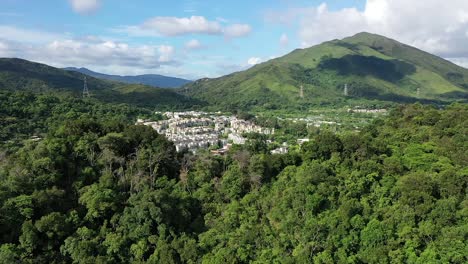 Vista-Del-Complejo-De-Viviendas-De-Lujo-Con-Un-Bosque-Exuberante-En-Sheung-Shui,-Hongkong