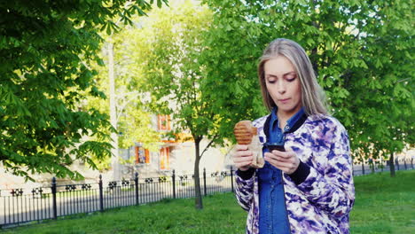 mujer atractiva caminando por la ciudad disfruta de un smartphone prores 422 de 10 bits