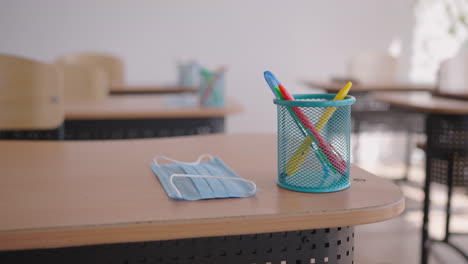 una oficina escolar durante una pandemia con máscaras y distancia social. la escuela se está preparando para trabajar en el modo de una pandemia y epidemia de coronavirus. el interior del aula de la escuela